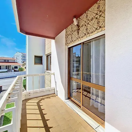 Apartment Modern & Comfy - 4min Walk, Balcony, 3 Bedroom, Sleeps 8