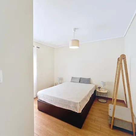 Apartment Modern & Comfy - 4min Walk, Balcony, 3 Bedroom, Sleeps 8 *