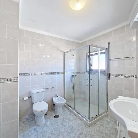 Modern & Comfy - 4min Walk, Balcony, 3 Bedroom Apartment