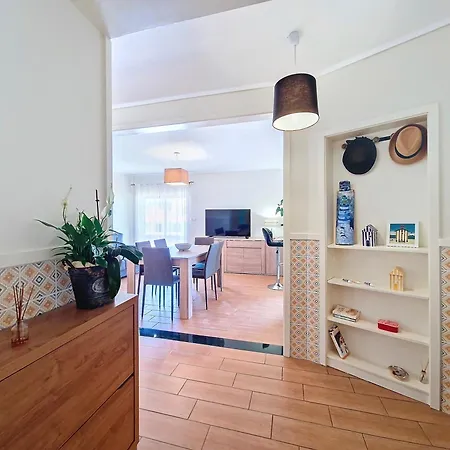 Apartment Modern & Comfy - 4min Walk, Balcony, 3 Bedroom, Sleeps 8