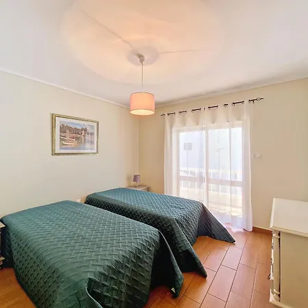 Apartment Modern & Comfy - 4min Walk, Balcony, 3 Bedroom, Sleeps 8 *