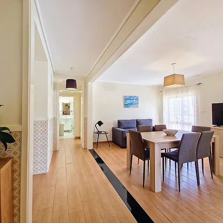 Modern & Comfy - 4min Walk, Balcony, 3 Bedroom, Sleeps 8 *