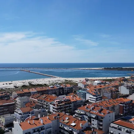 Modern & Comfy - 4min Walk, Balcony, 3 Bedroom, Sleeps 8 Apartment