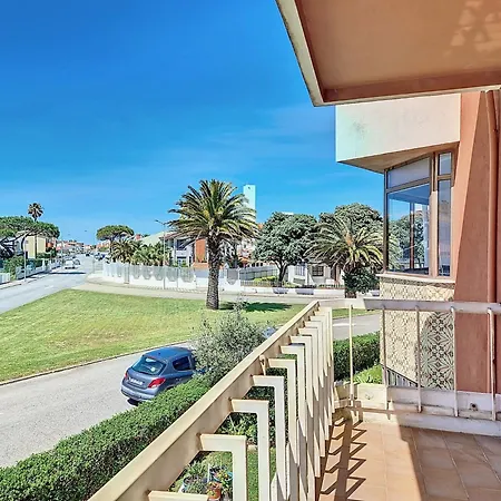 Apartment Modern & Comfy - 4min Walk, Balcony, 3 Bedroom, Sleeps 8