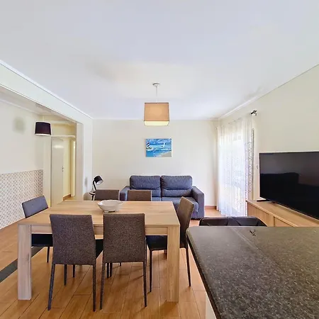 Apartment Modern & Comfy - 4min Walk, Balcony, 3 Bedroom, Sleeps 8 *