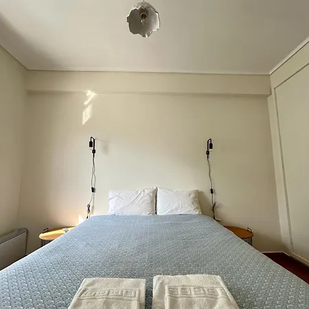 Modern & Comfy - 4min Walk, Balcony, 3 Bedroom Apartment *