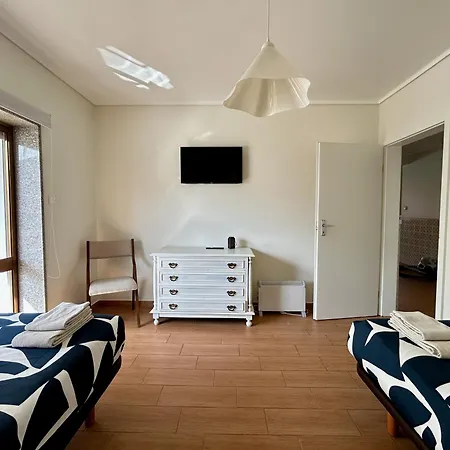 Modern & Comfy - 4min Walk, Balcony, 3 Bedroom Apartment