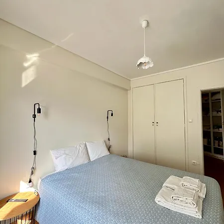 Modern & Comfy - 4min Walk, Balcony, 3 Bedroom Apartment *