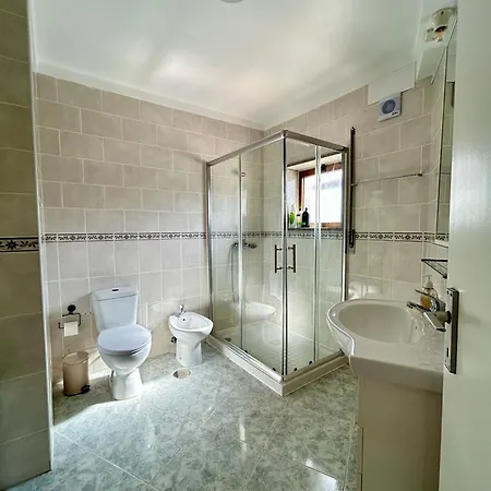 Modern & Comfy - 4min Walk, Balcony, 3 Bedroom