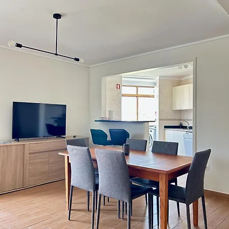 Modern & Comfy - 4min Walk, Balcony, 3 Bedroom *