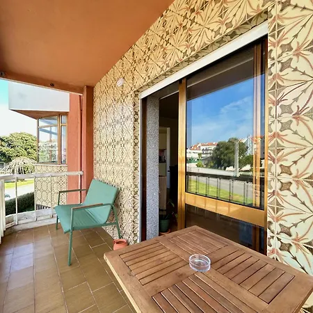 Modern & Comfy - 4min Walk, Balcony, 3 Bedroom