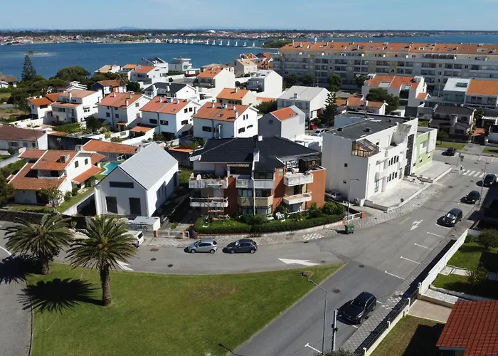 Modern & Comfy - 4min Walk, Balcony, 3 Bedroom *