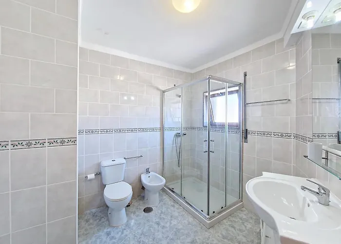 Modern & Comfy - 4min Walk, Balcony, 3 Bedroom 公寓