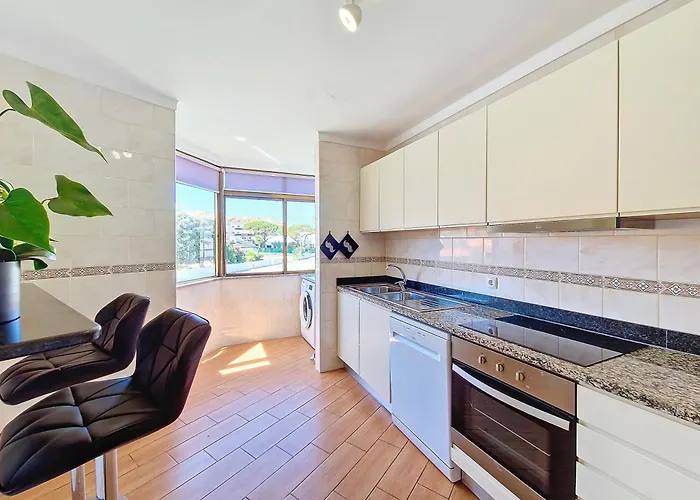 Modern & Comfy - 4min Walk, Balcony, 3 Bedroom * 噶凡哈达纳扎雷