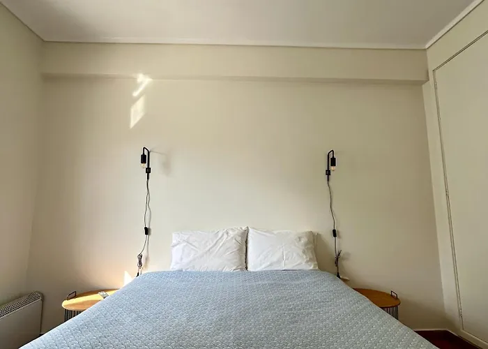 Modern & Comfy - 4min Walk, Balcony, 3 Bedroom 公寓 *