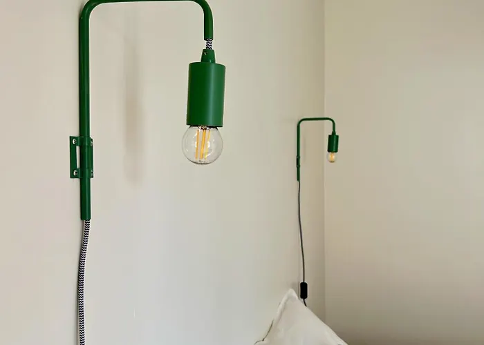 Modern & Comfy - 4min Walk, Balcony, 3 Bedroom