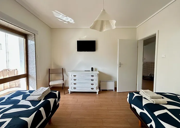 Modern & Comfy - 4min Walk, Balcony, 3 Bedroom 公寓