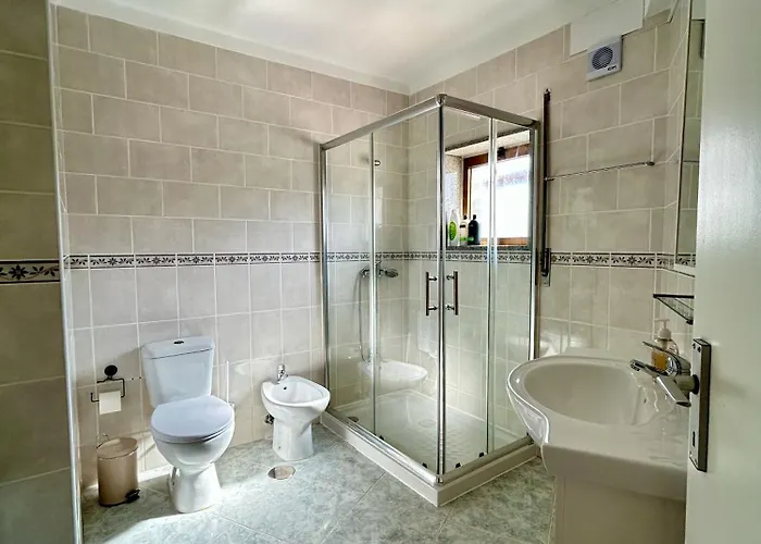 Modern & Comfy - 4min Walk, Balcony, 3 Bedroom