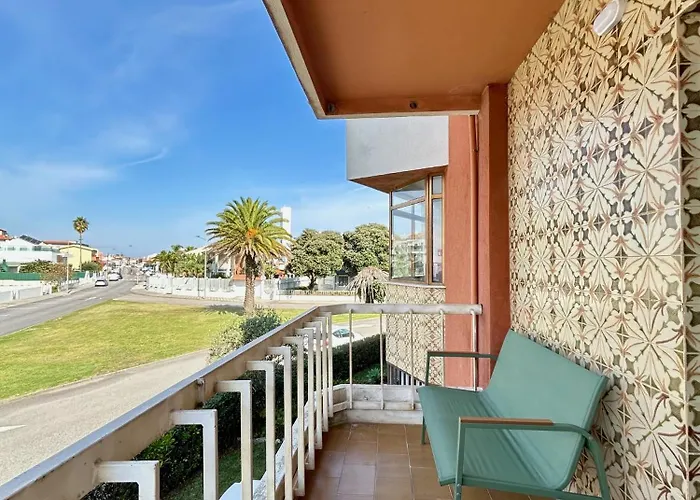 Modern & Comfy - 4min Walk, Balcony, 3 Bedroom